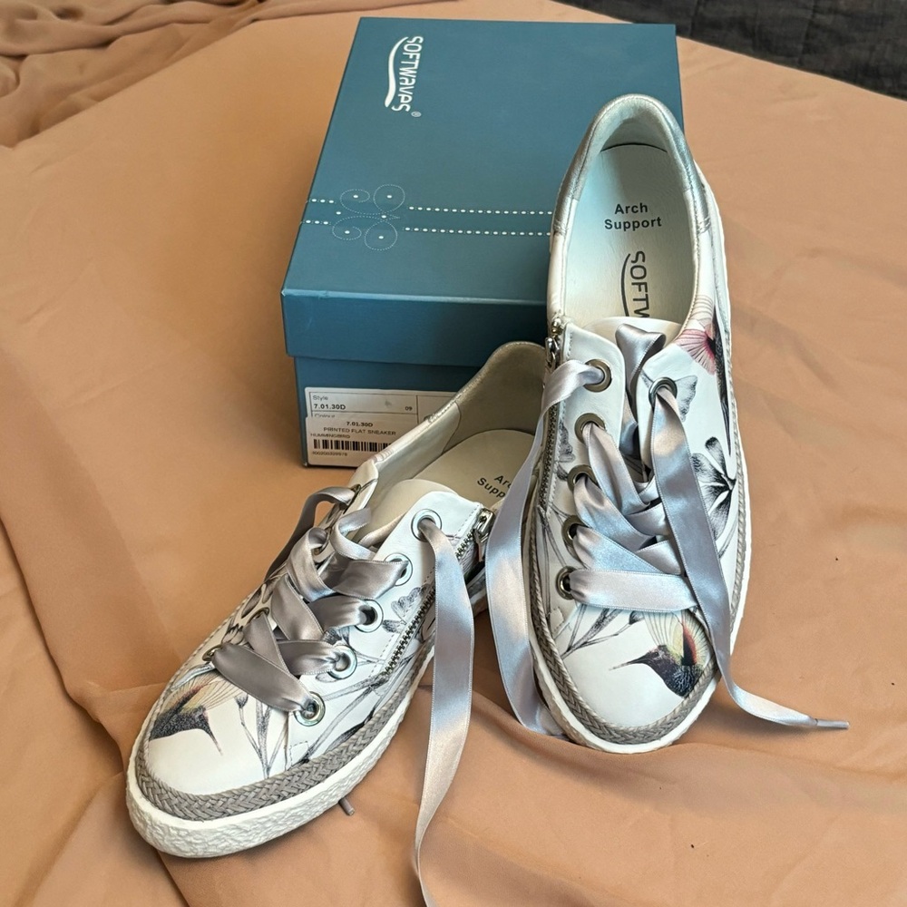 Women’s Softwaves Hummingbird print sneakers size 7.5